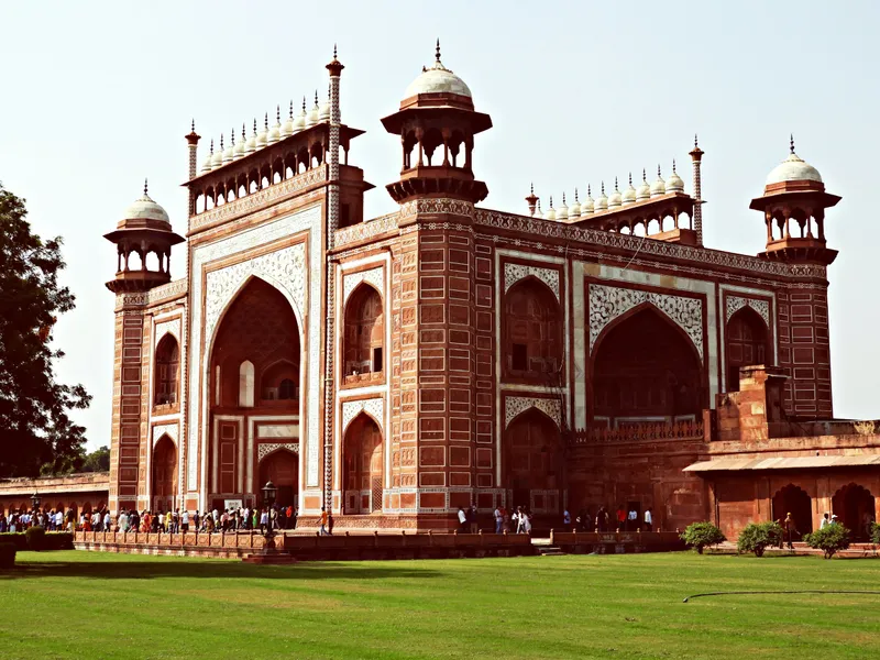 The magnificent red sandstone Main Gateway (Darwaza-i rauza), Photo by Rajiv Bajaj on Unsplash