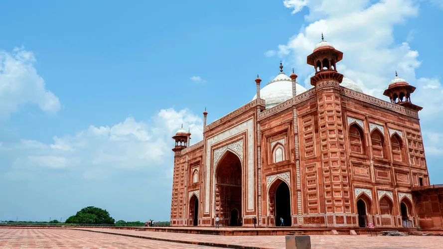 The Guesthouse (Jawab) and Mosque (Masjid) flanking the mausoleum, Photo by MADDALA NITHIN on Unsplash