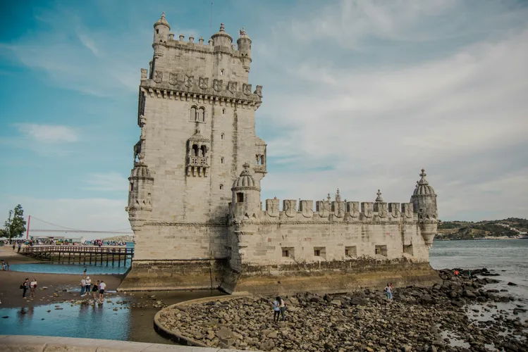 Beautiful exterior reflected on the Tejo River, Photo by Tânia Mousinho on Unsplash